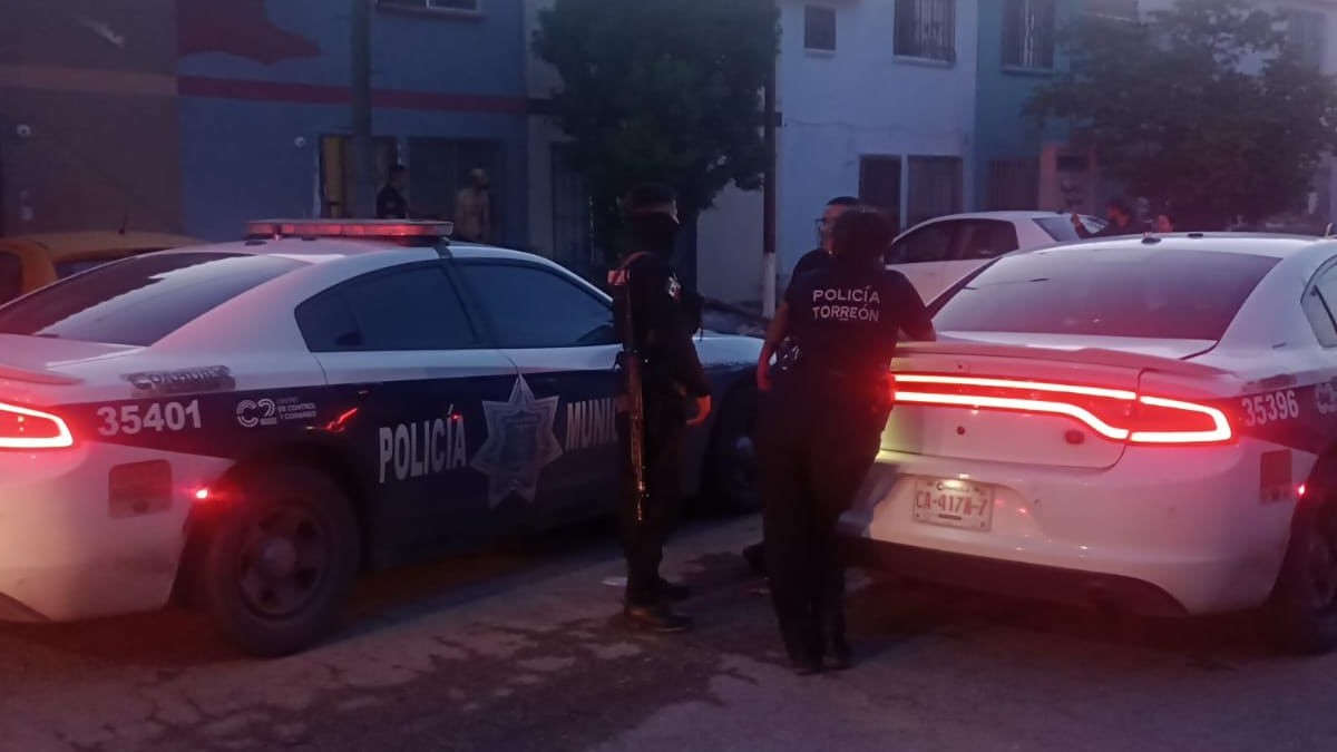 Un hombre en la azotea de su domicilio alterando el orden alarmó a los vecinos de la colonia Residencial del Norte en Torreón. Un hombre en la azotea de su domicilio alterando el orden alarmó a los vecinos de la colonia Residencial del Norte en Torreón.