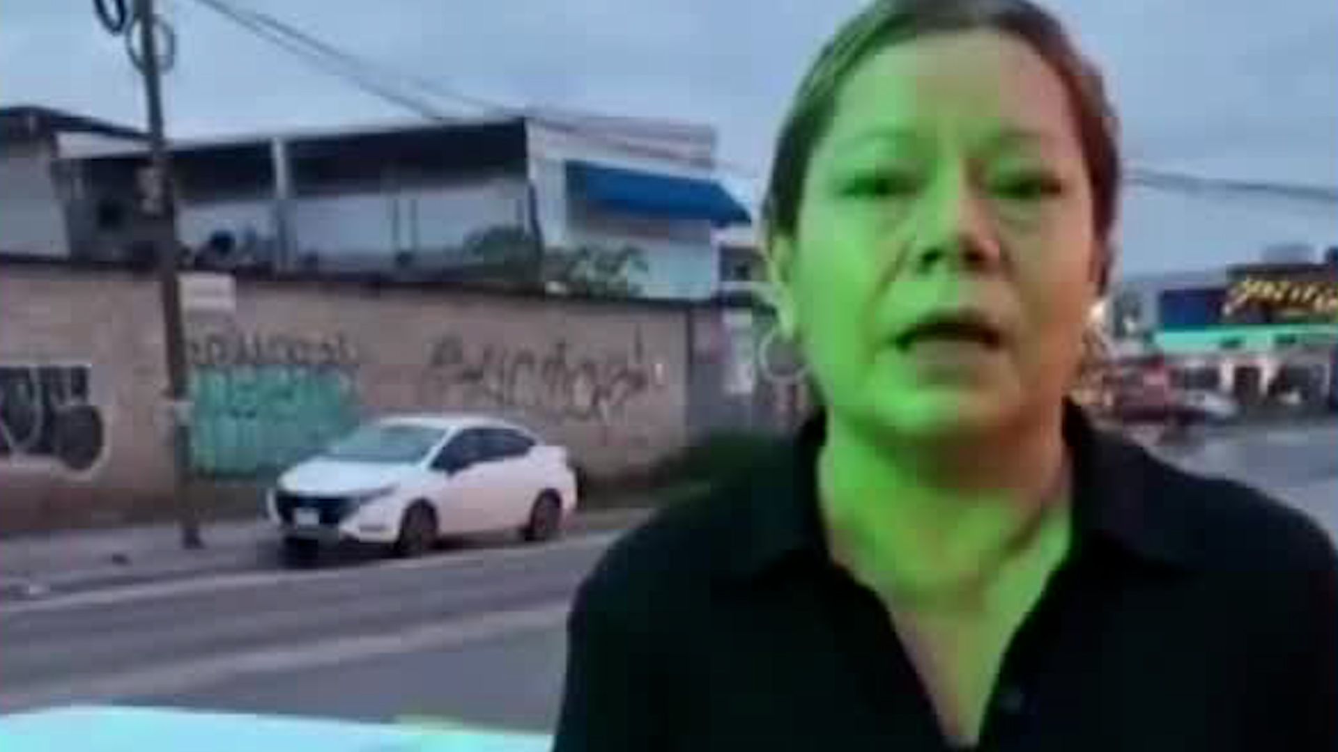 En Guadalajara, Jalisco, una mujer tiró su puesto de tamales a una vendedora ambulante.
