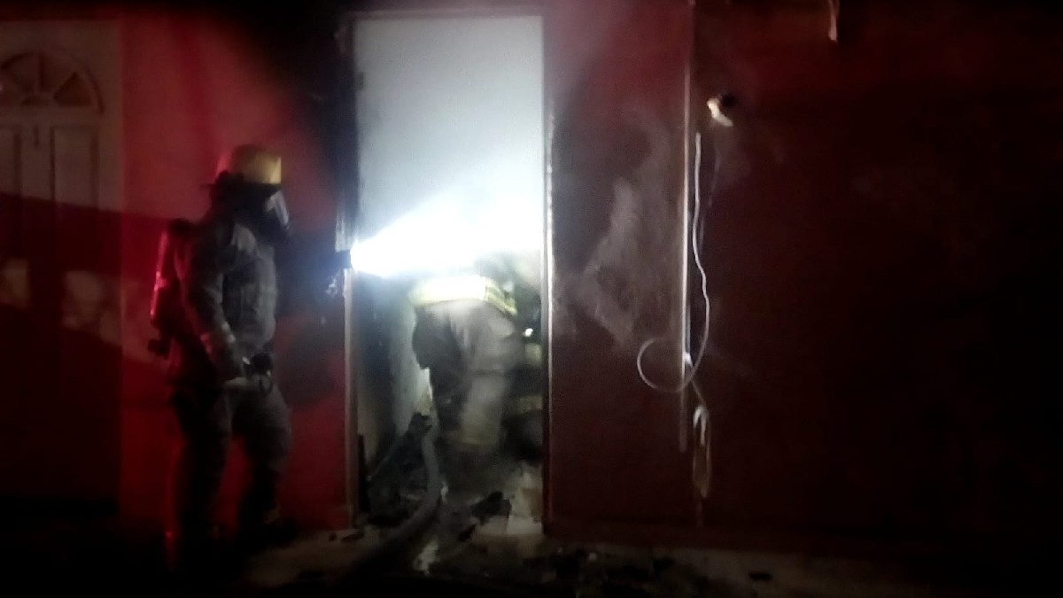 Un hombre de la tercera edad que vivía solo en un departamento de la colonia Navarro de Torreón murió luego de que su domicilio se incendiara.