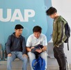 estudiantes sentados en una banca estudiantes sentados en una banca