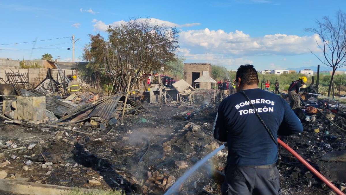 Un fuerte incendio que provocó una enorme columna de humo negro al norte de Torreón dejó dos vehículos y tres jacales consumidos en Villas de San Agustín.