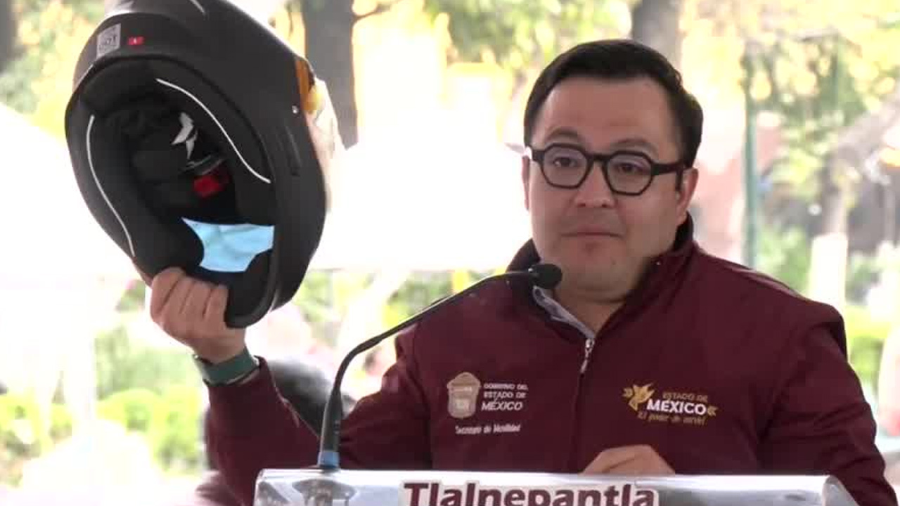 El Gobierno de Tlalnepantla entregó 200 cascos certificados como parte de una campaña para fomentar el uso responsable de este medio de transporte.
