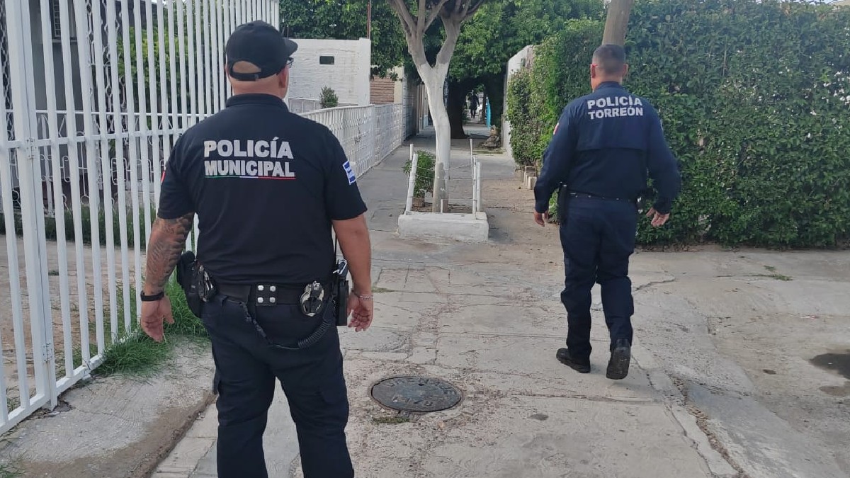 Vecinos de la colonia Alamedas de Torreón se alarmaron luego de una fuerte discusión entre una pareja; el hombre se terminó autolesionando. Vecinos de la colonia Alamedas de Torreón se alarmaron luego de una fuerte discusión entre una pareja; el hombre se terminó autolesionando.