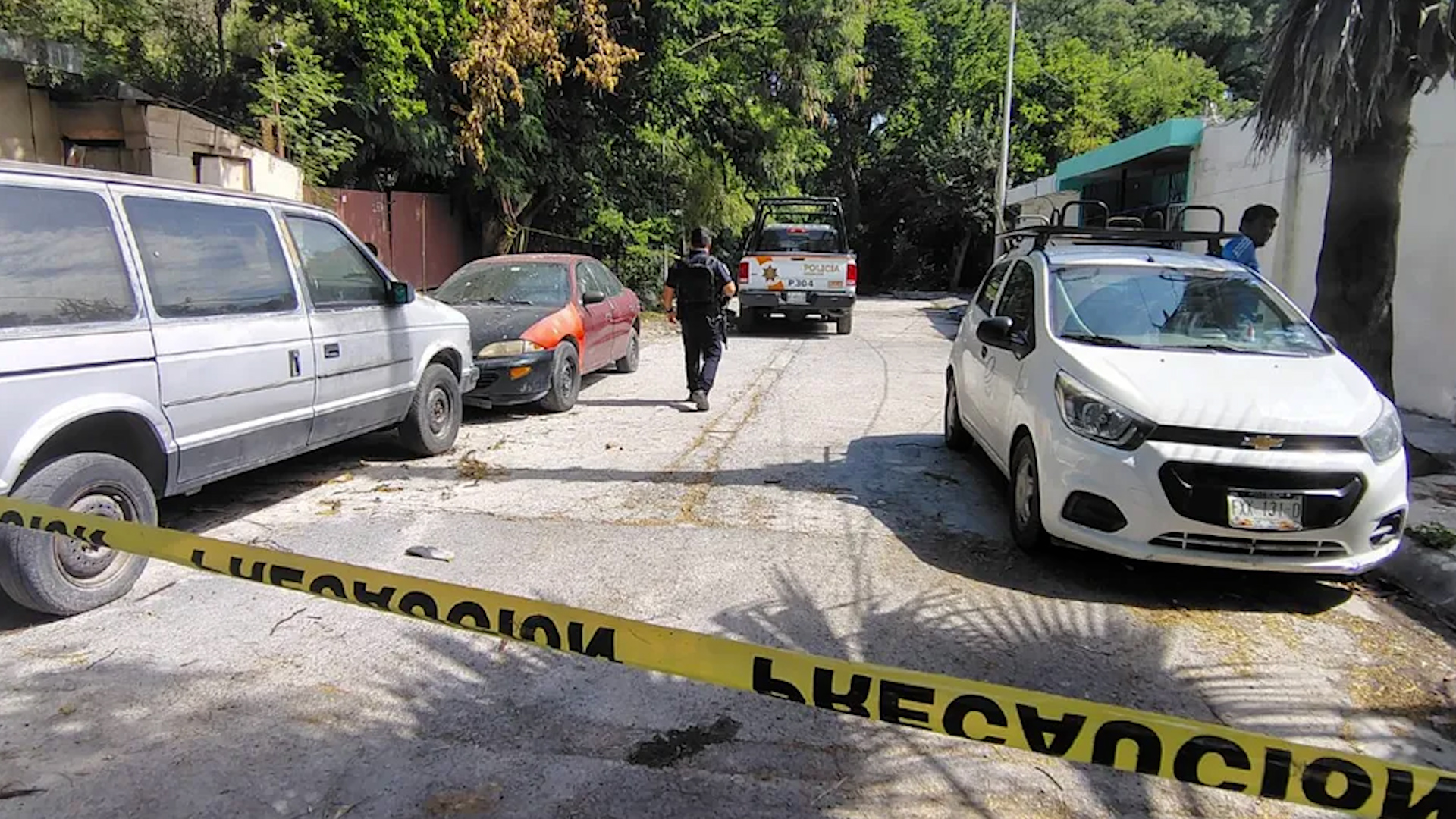 La víctima, un hombre de 30 años, quedó sentado sobre el suelo, recargado en una barda de madera, unos 50 metros al poniente de la calle Chula Vista.