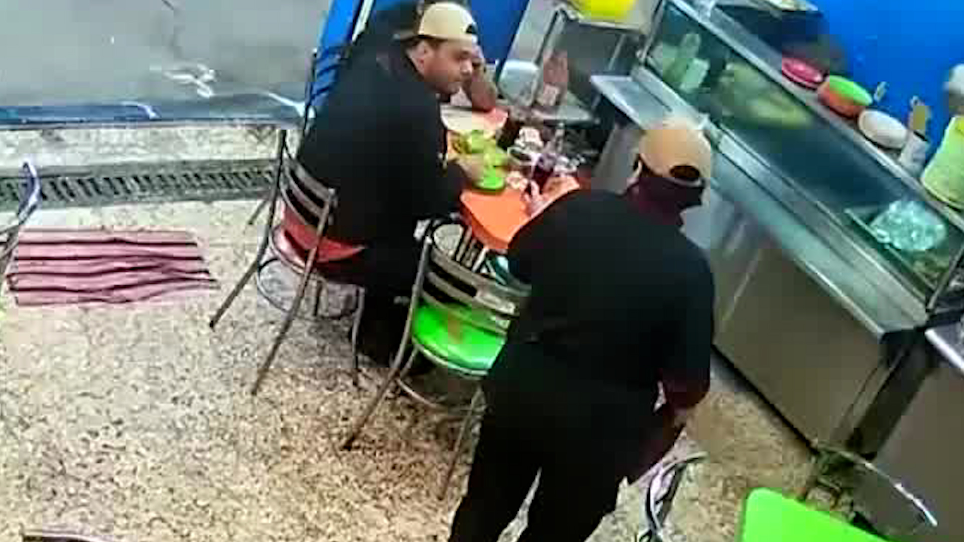 Las cámaras de seguridad del establecimiento captaron el momento de la agresión de un hombre contra los comensales del negocio.