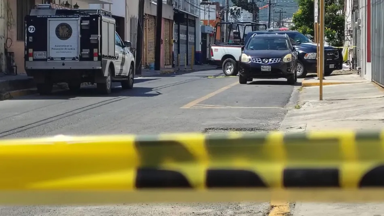 Un hombre murió este 20 de julio en el centro de Guadalupe, Nuevo León, tras caer de su propia altura y golpearse en la frente.