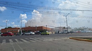 La tarde de lunes se registró un incendio en el área de archivo de la Unidad de Medicina Familiar 53 del IMSS en el Blvd. Torres Landa en León.