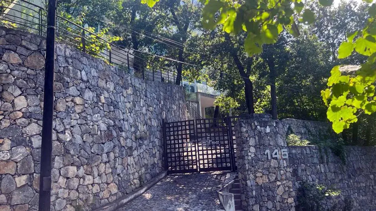 San Pedro Garza García revisa administrativamente una residencia en Veraniego Olinalá vinculada a una presunta red internacional de lavado de dinero.