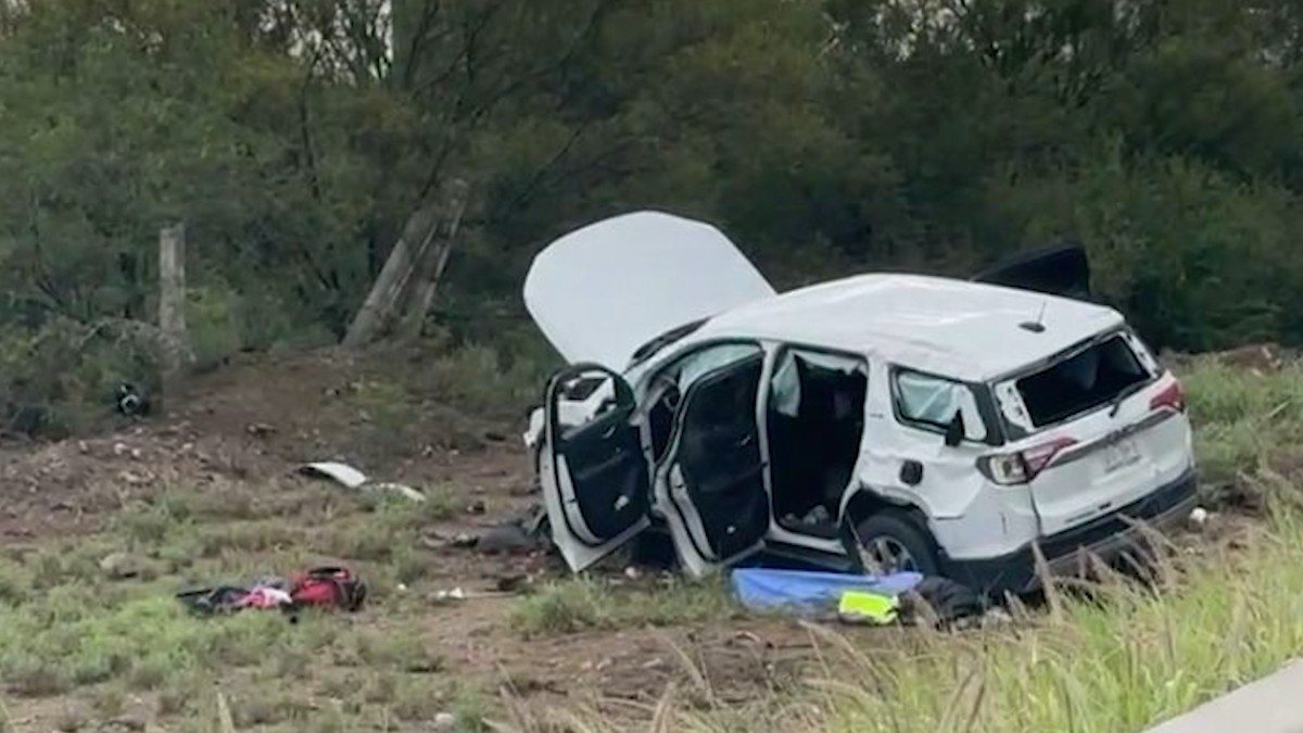 El conductor de la camioneta solo sufrió leves heridas tras la volcadura, sin embargo, su pareja que lo acompañaba perdió la vida tras el accidente. El conductor de la camioneta solo sufrió leves heridas tras la volcadura, sin embargo, su pareja que lo acompañaba perdió la vida tras el accidente.