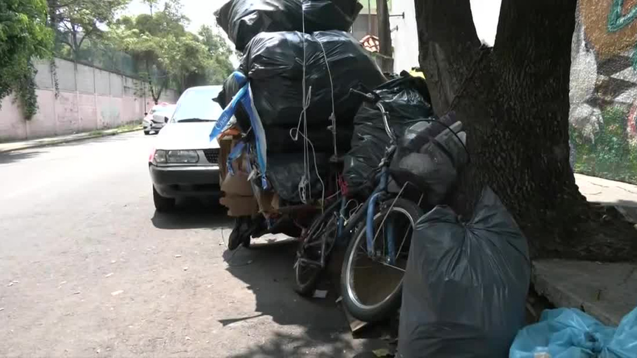 En la colonia Clavería de la alcaldía Azcapotzalco, Ciudad de México, vecinos denunciaron un basurero clandestino que genera un foco de infección.