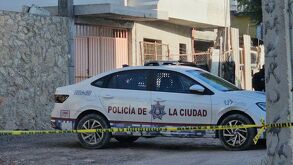 Una mujer de 62 años fue hallada muerta y maniatada en su casa de la colonia Universidades. Familiares reportan objetos robados. Fiscalía investiga el crimen.