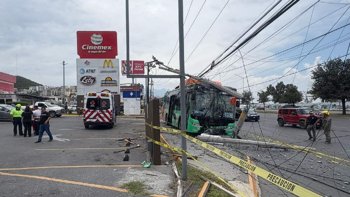 Accidente en avenida Eloy Cavazos en Guadalupe Accidente en avenida Eloy Cavazos en Guadalupe