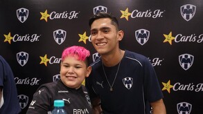 Aficionados conviven con parte del plantel de Rayados en Carl's Jr. de Eugenio Garza Sada.
