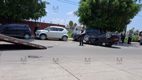 A mediodía de este martes se registró la volcadura de un vehículo de lujo en la colonia Cerrito de Jerez en la ciudad de León, Guanajuato.
