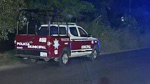 Cuerpo de hombre con disparo en el cráneo fue hallado en un dren de Valsequillo, Tehuacán. Fiscalía indaga el homicidio; víctima no coincide con desaparecidos.