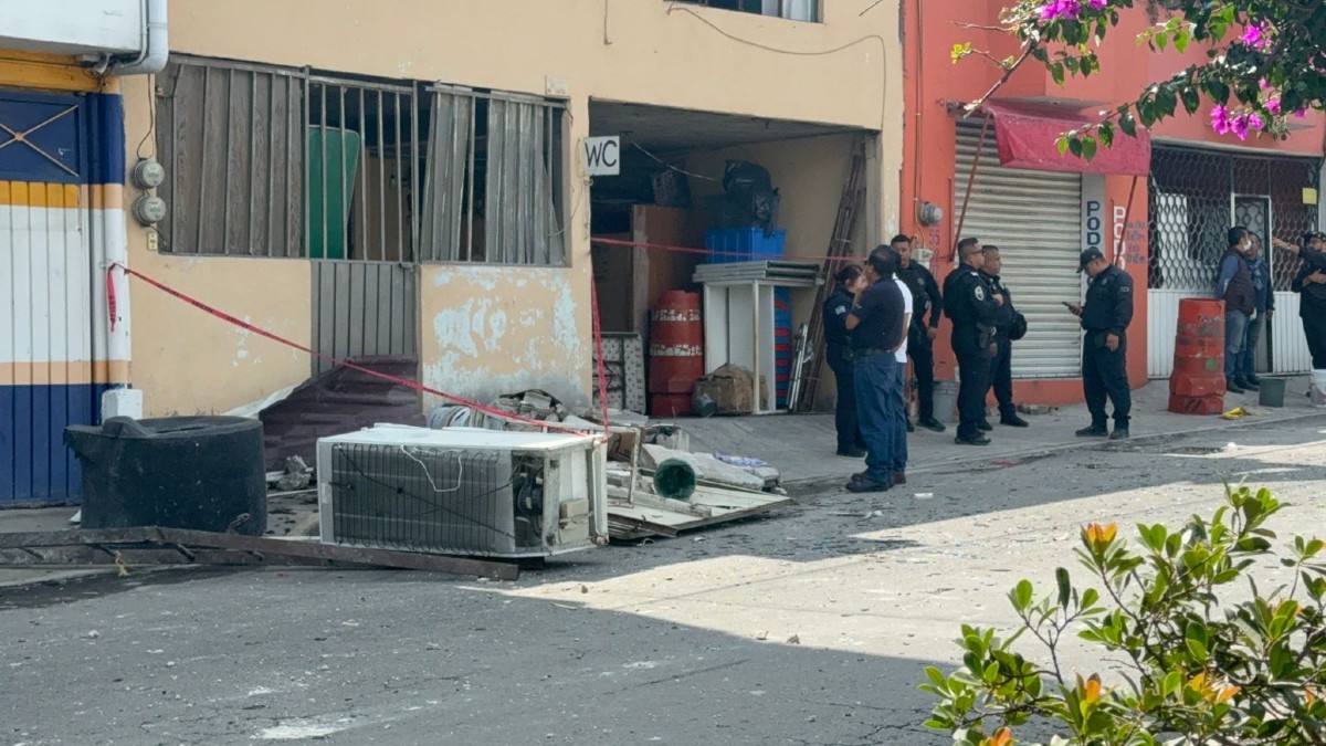 Bajo los escombros rescataron a tres personas, las cuales fueron trasladadas a un hospital de la zona para su intervención quirúrgica.
