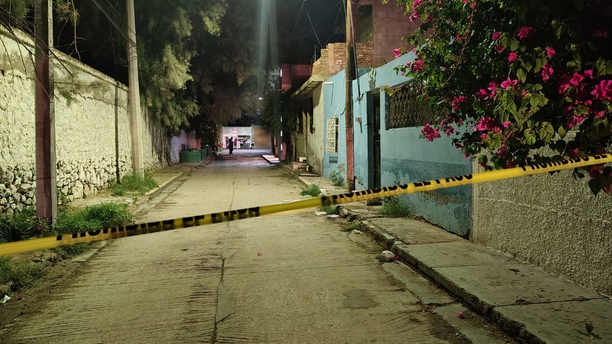 Minutos después de las 10 de la noche, vecinos de la calle Octava reportaron al sistema de emergencias 911 un árbol en llamas al exterior de una vivienda. Minutos después de las 10 de la noche, vecinos de la calle Octava reportaron al sistema de emergencias 911 un árbol en llamas al exterior de una vivienda.