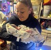 Una madrugada que parecía crítica terminó en esperanza gracias a policías de Tlaquepaque que auxiliaron a una mujer en labor de parto en vía pública. Una madrugada que parecía crítica terminó en esperanza gracias a policías de Tlaquepaque que auxiliaron a una mujer en labor de parto en vía pública.