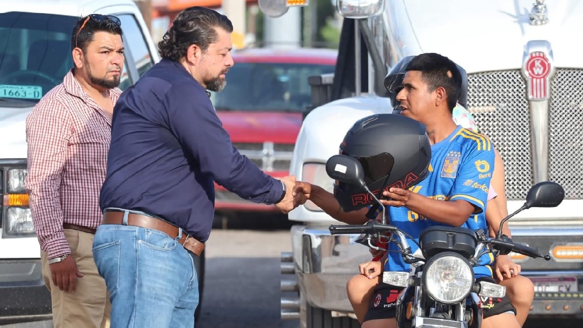 La Dirección de Vialidad y Movilidad Urbana llevó a cabo la entrega masiva de cascos de seguridad a motociclistas por parte del operativo 'Conduce Seguro'. La Dirección de Vialidad y Movilidad Urbana llevó a cabo la entrega masiva de cascos de seguridad a motociclistas por parte del operativo 'Conduce Seguro'.