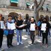personas muestran documentos de propiedades durante una protesta personas muestran documentos de propiedades durante una protesta