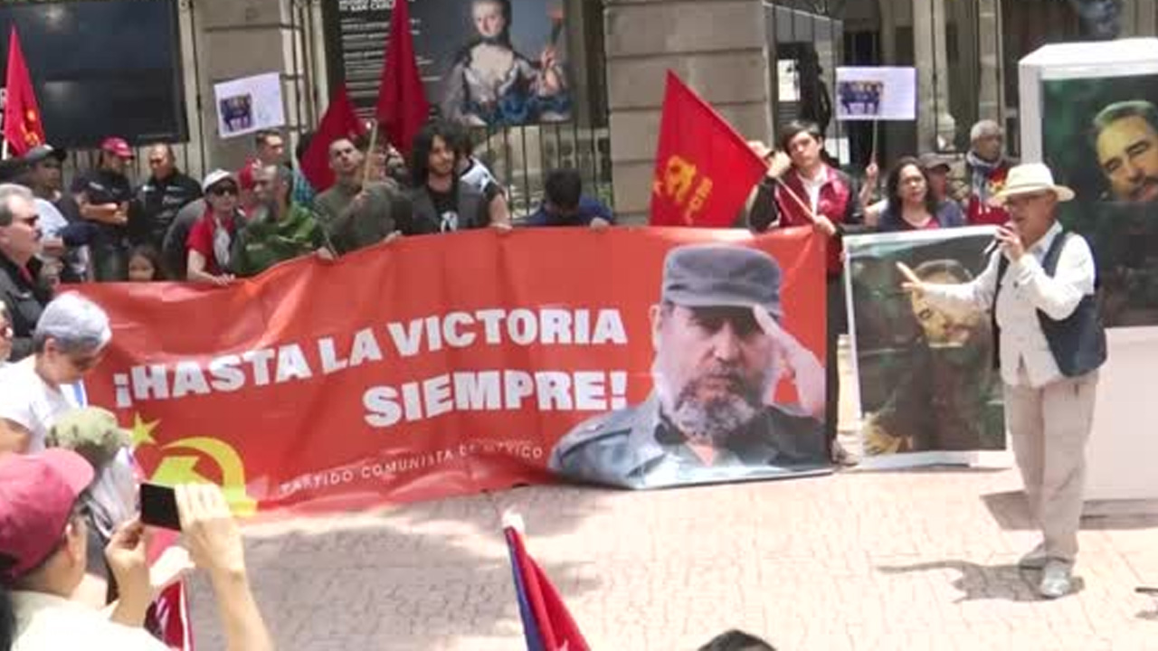 Simpatizantes protestaron en la Cuauhtémoc tras el retiro de las estatuas de Fidel Castro y el Che Guevara del Parque San Carlos.