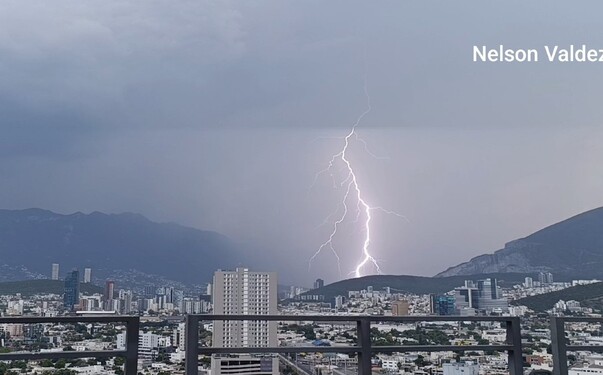 Rayos caen en Monterrey tras lluvias Rayos caen en Monterrey tras lluvias