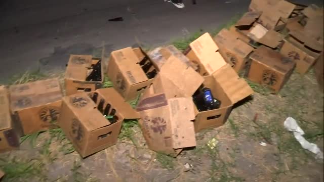 La caja de un tráiler que transportaba cervezas se rompió debido al peso de la carga en el municipio de Guadalupe, Nuevo León.