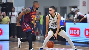 Scott Bamforth jugando para Fuerza Regia.