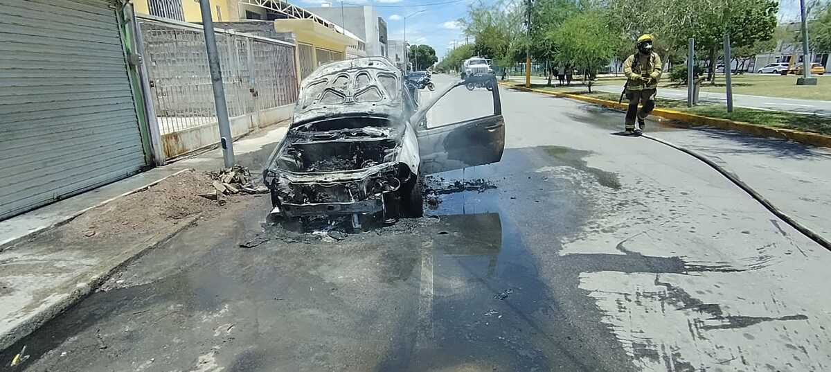 Se registraron dos siniestros en Torreón donde se vieron involucrados vehículos que terminaron en llamas por diversas fallas mecánicas. Se registraron dos siniestros en Torreón donde se vieron involucrados vehículos que terminaron en llamas por diversas fallas mecánicas.