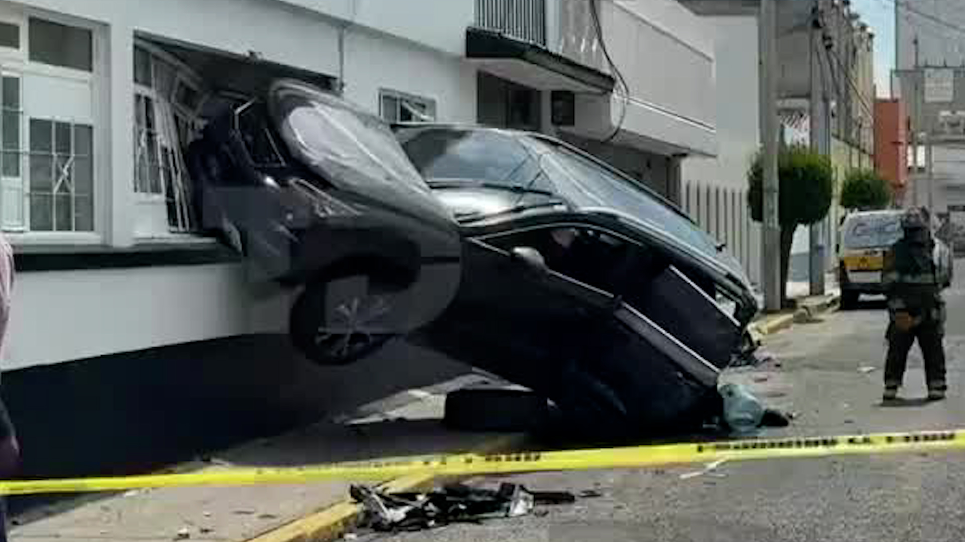 El en siniestro participaron dos vehículos, sin embargo, uno de ellos quedó incrustado en la ventana de una vivienda.