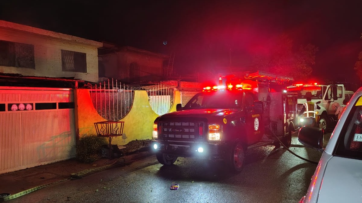 Al lugar acudieron elementos del Heroico Cuerpo de Bomberos a bordo de una máquina de ataque rápido y un camión cisterna