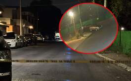 Cámaras de seguridad captaron el momento en que un asaltante disparó contra un automovilista luego de un robo a una tienda en Monterrey.