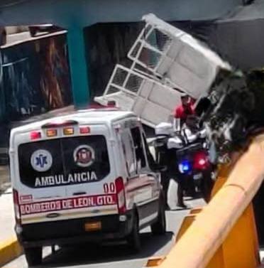 Alrededor de las 12:00 de la tarde de este miércoles, un camión de carga quedó atorado en la parte baja del Malecón del Río de los Gómez.