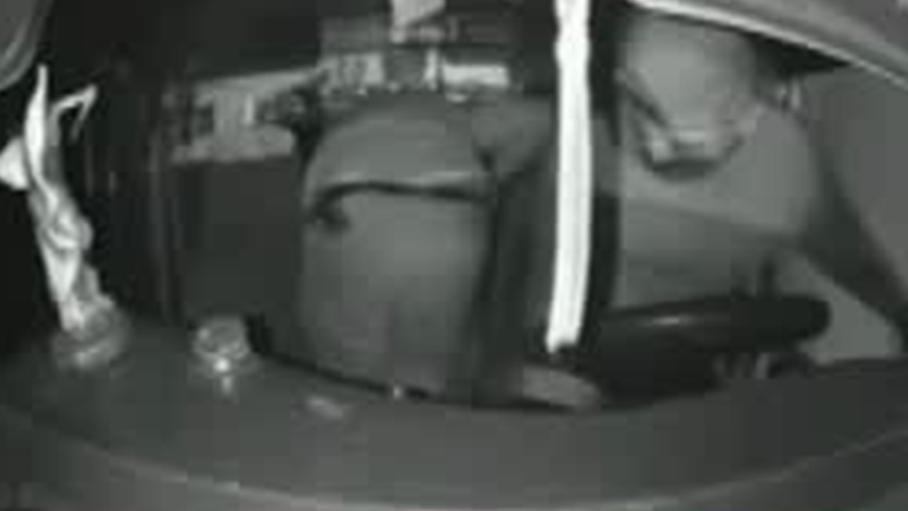 Cámaras de videovigilancia captaron el momento en el que el operador de una unidad de carga fue asaltado en la autopista México-Querétaro.