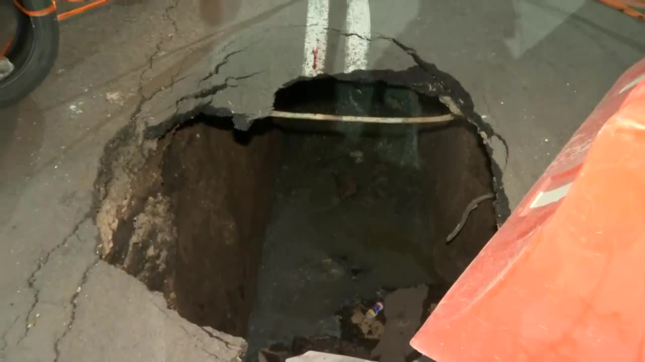 Vecinos exigen atención inmediata, pues debido a una fuga de agua se formó el hundimiento de un metro y medio, afectando también a otras calles de la zona.