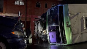 Camión de trasporte público vuelca en la carretera Santa Cecilia, Xochimilco; reportan 17 lesionados