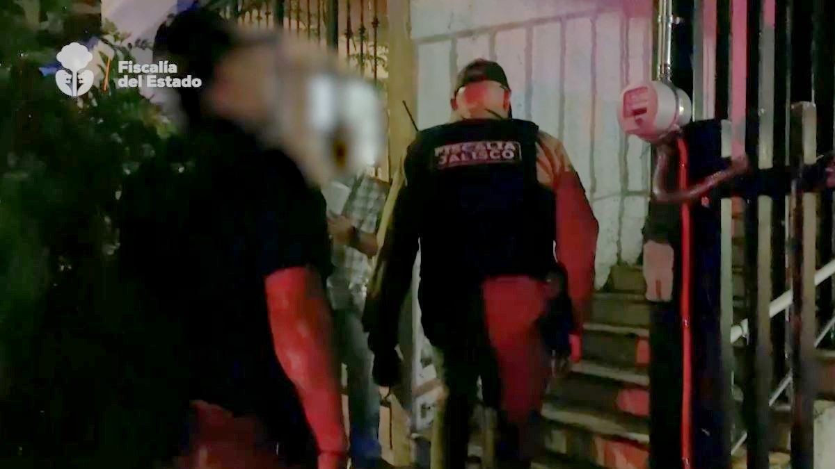 Un Husky fue rescatado tras caer en una alcantarilla de Zapopan y dos perros maltratados fueron salvados tras cateo en una casa de Guadalajara.