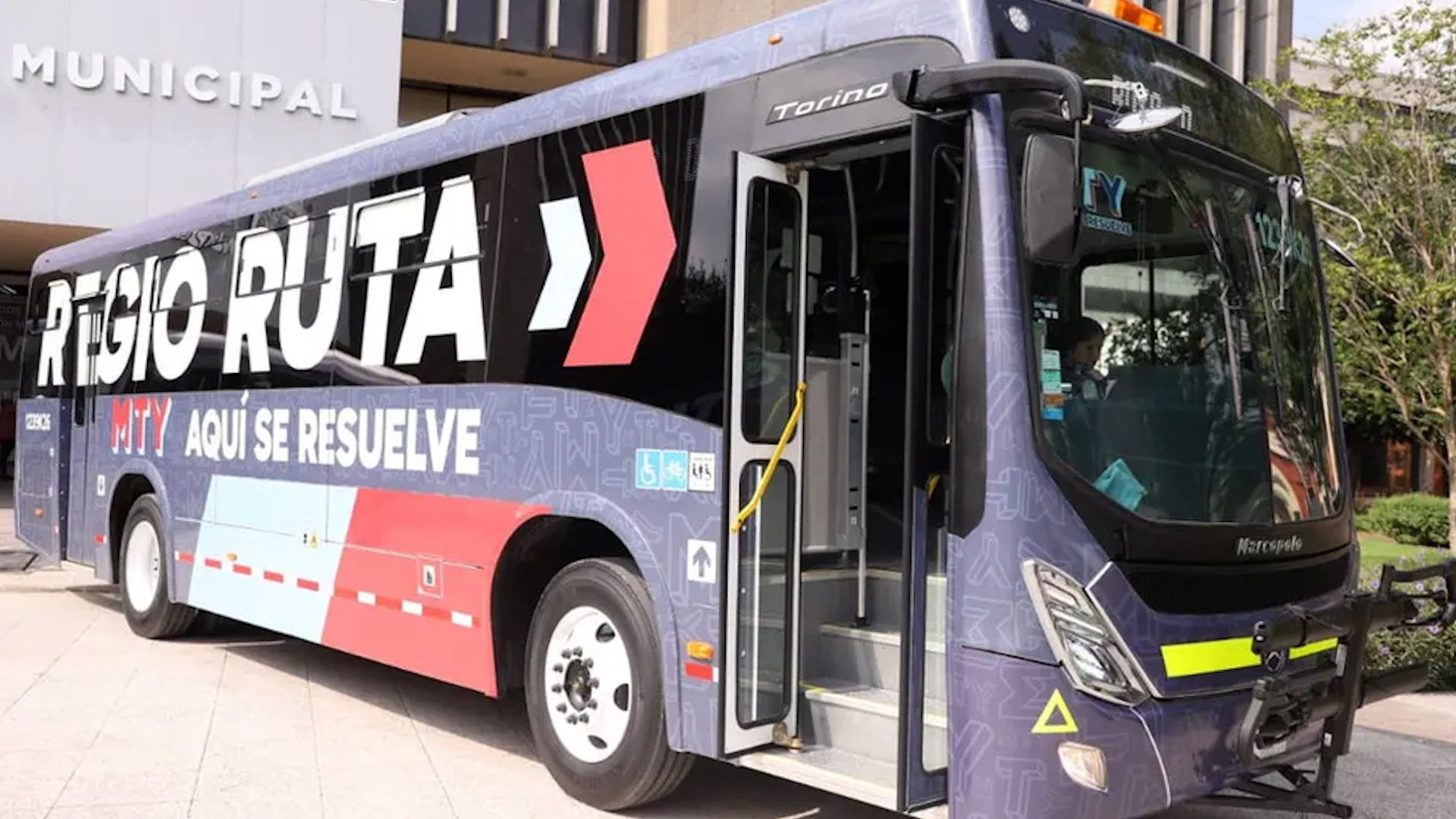Los autobuses de la Regio Ruta son unidades Mercedes Benz completamente nuevas, ensambladas aquí mismo en Nuevo León.