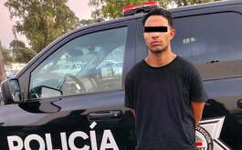 Elementos de la Policía Municipal detuvieron a un hombre de origen venezolano con un arma y dosis de droga cristal en el Centro de Monterrey.