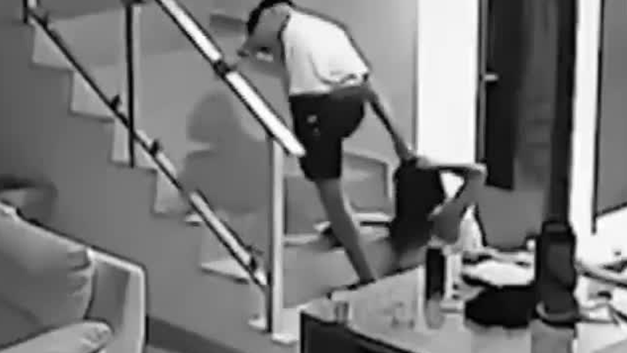 La cámara de la casa de la víctima capto el momento en que Arturo 'N' agredió a su ex pareja, quien había solicitado una orden de restricción por abuso previo.