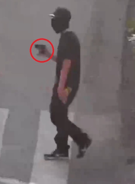 Elementos de la Policía Municipal detuvieron a un hombre de origen venezolano con un arma y dosis de droga cristal en el Centro de Monterrey.
