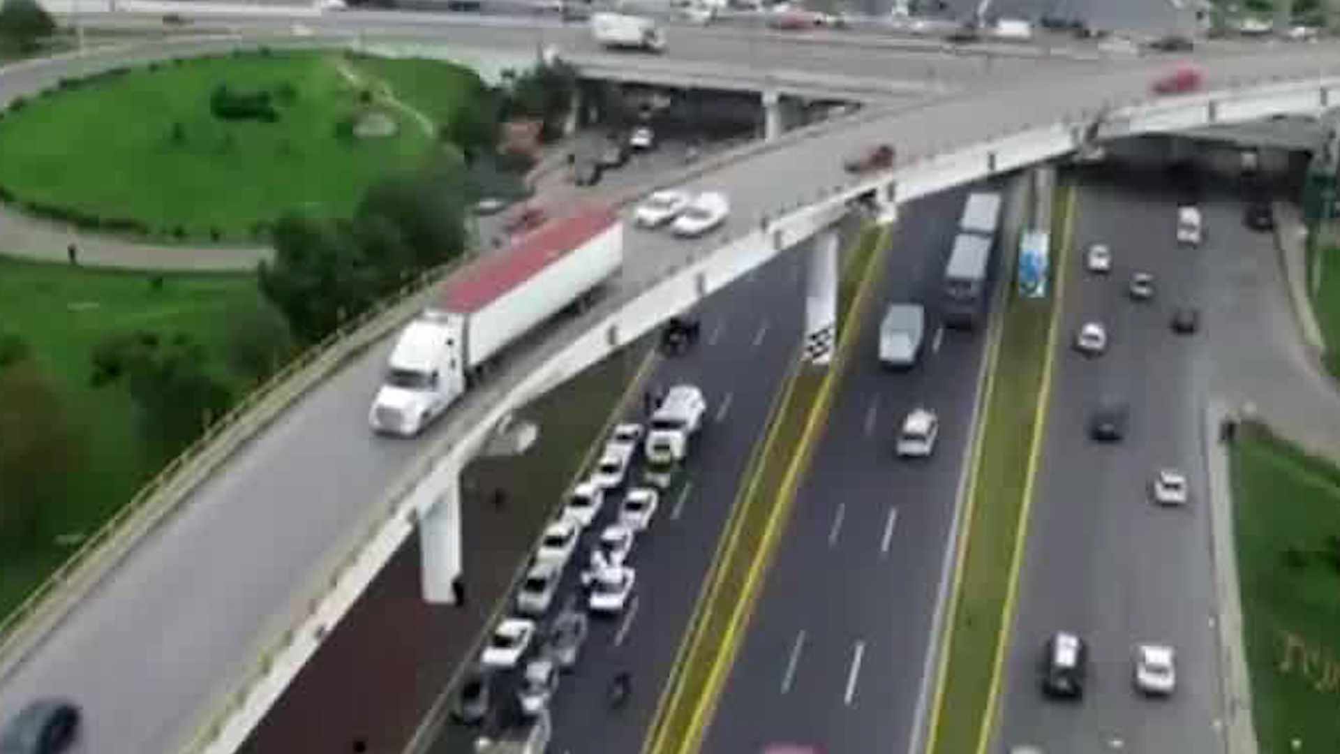 Durante las primeras horas de este miércoles, las vialidades, con dirección hacia la Ciudad de México, se encuentran colapsadas.