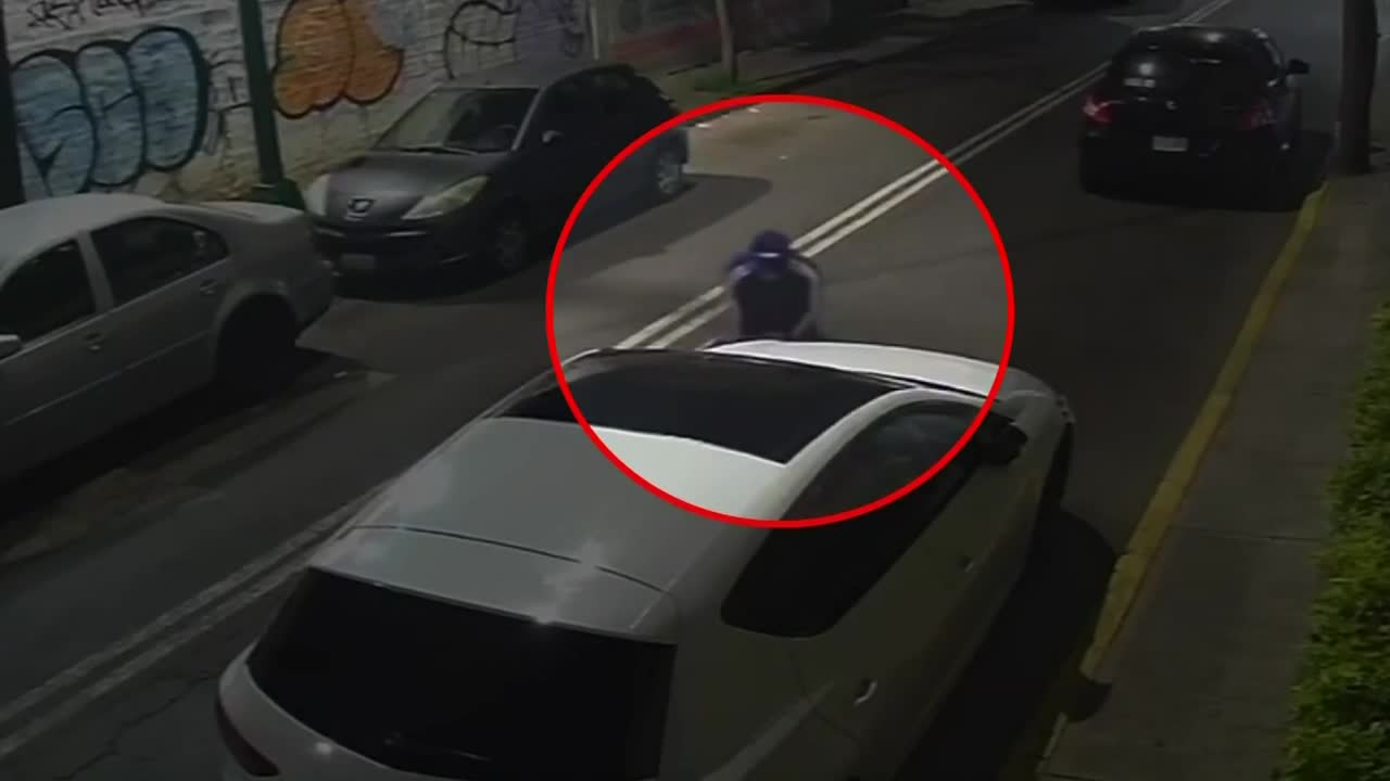 El robo quedó captado en video, donde se aprecia al ladrón actuar en complicidad de un conductor de pipa con rótulos de la alcaldía colonia María del Carmen.