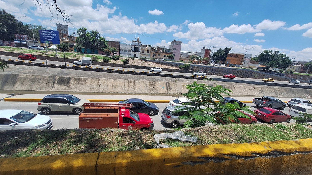 Alrededor de las 12:00 de la tarde de este miércoles, un camión de carga quedó atorado en la parte baja del Malecón del Río de los Gómez.
