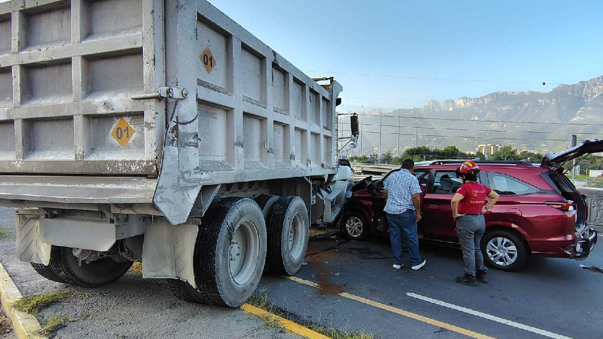 Accidente en bulevar Antonio L. Rodríguez en Monterrey Accidente en bulevar Antonio L. Rodríguez en Monterrey