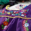 Bordadoras tradicionales de Chilac enfrentan la pérdida de ventas, turismo y herencia cultural frente a prendas que son automatizadas y más baratas.