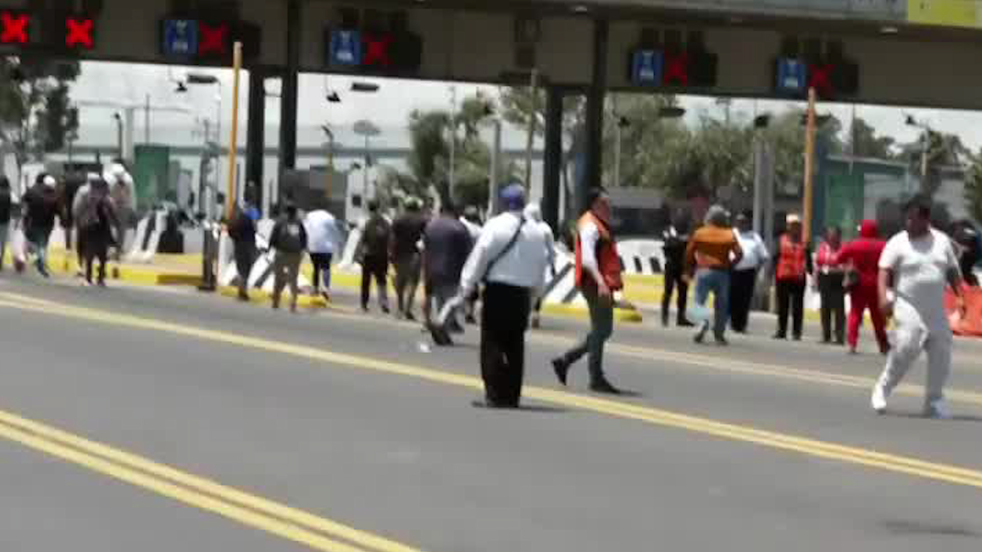 Integrantes de ACME realizaron bloqueos en los excesos de las carreteras a la CdMx, pues un coordinador que fue privado de la libertad.