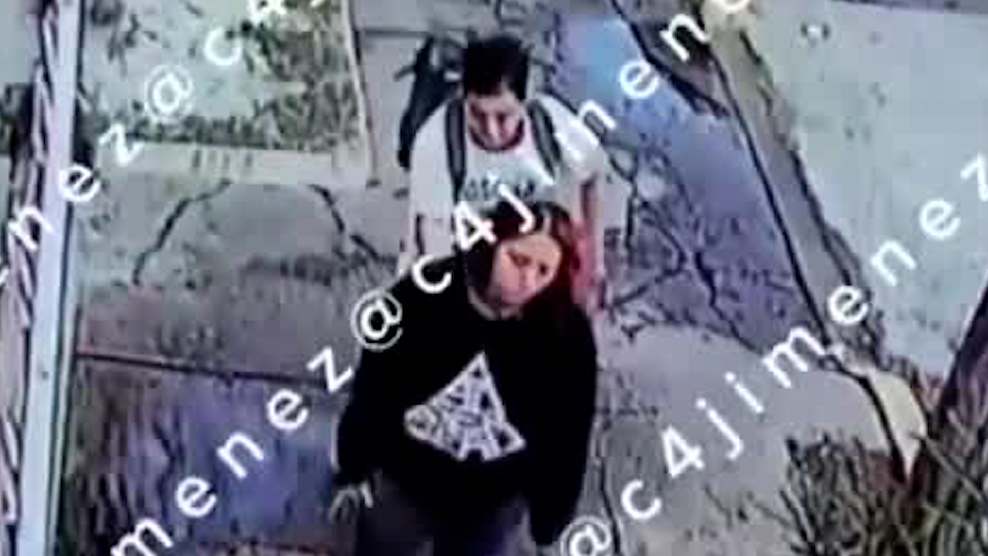 Las cámaras de seguridad captaron el momento en que el hombre agrede a la mujer en la calle y sale huyendo.