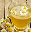 La manzanilla es considerada una hierba medicinal debido a sus propiedades antiinflamatorias, calmantes y digestivas, además de ayudar a relajar el cuerpo.