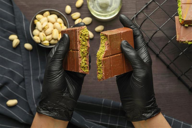 Actualmente en TikTok, se ha hecho viral una barra de chocolate llamada Chocolate Dubai, esta puede adoptar cualquier tipo de forma y figura.